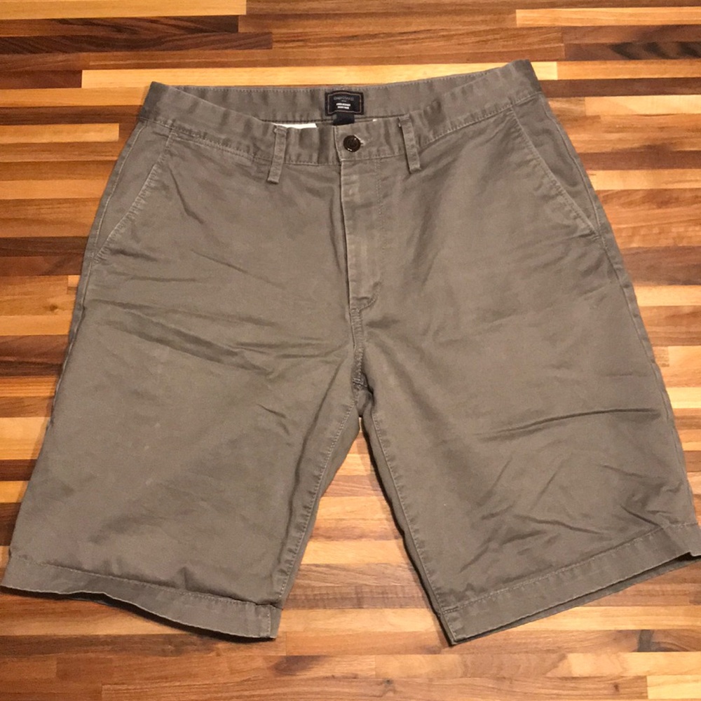 Me ‘s gray khaki style shorts